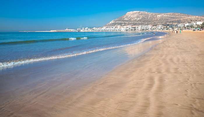 La plage de Agadir est la belle endroit à voir au Maroc