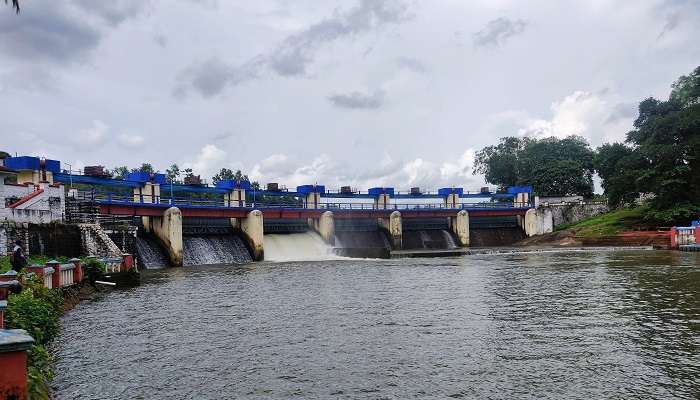 Le barrage est sans aucun doute l'un des lieux touristiques populaires près de Tiruchendur.