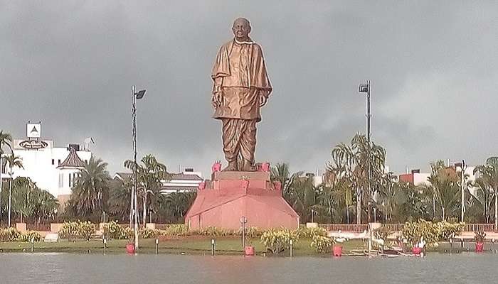 Baben Lake with a small statue of Sardar Vallabhbhai Patel is one of the famous places to visit in Bardoli