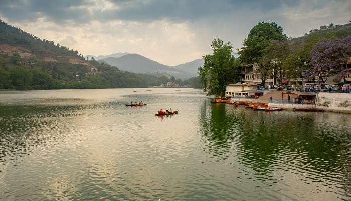 Explorez le lac de Bhimtal, c'est l'un des meilleur lieux à visiter près de Delhi