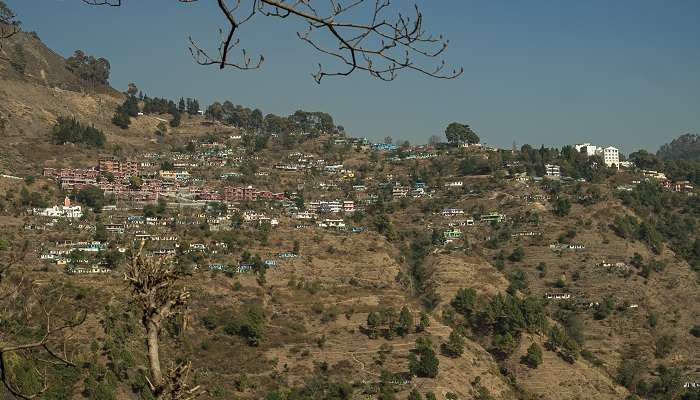 La belle vude de montagne en Bhowali