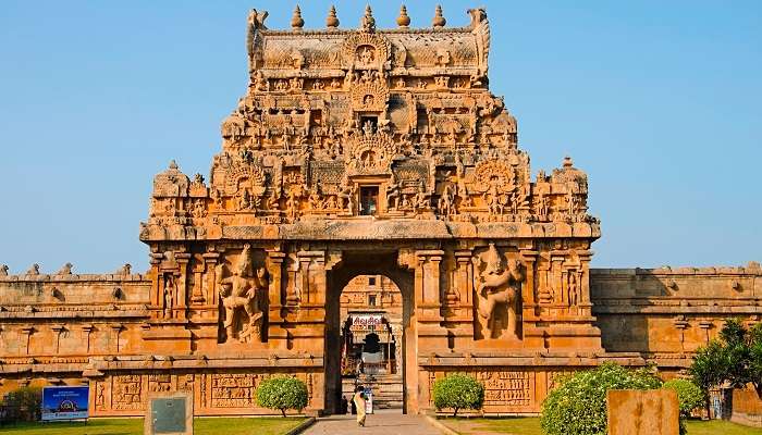 Laissez-vous captiver par l'architecture époustouflante du temple Brihadeeswarar