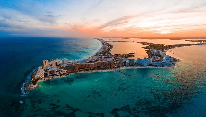 coucher du soleil de Cancun sur la plage, l'un des meilleur Lieux à visiter en décembre dans le monde 
