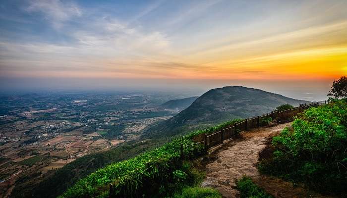 Belles vues sur les collines de Nandi au coucher du soleil, c'est l'un des meilleur lieux à visiter en Inde en été