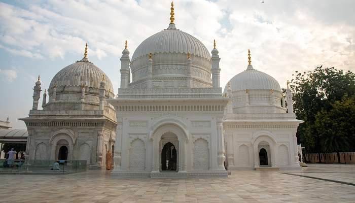 Walk into the Mughal era while taking a tour of Dargah-E-Hakimi