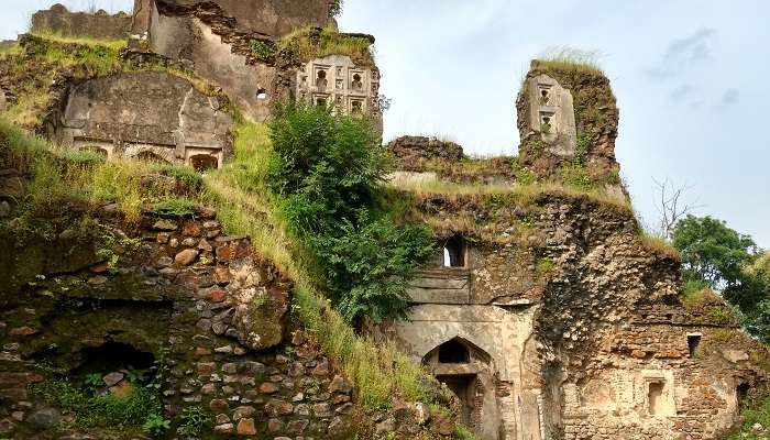 Découvrez les ruines du fort de Devgarh, l'un des lieux touristiques les plus importants à visiter à Chhindwara.