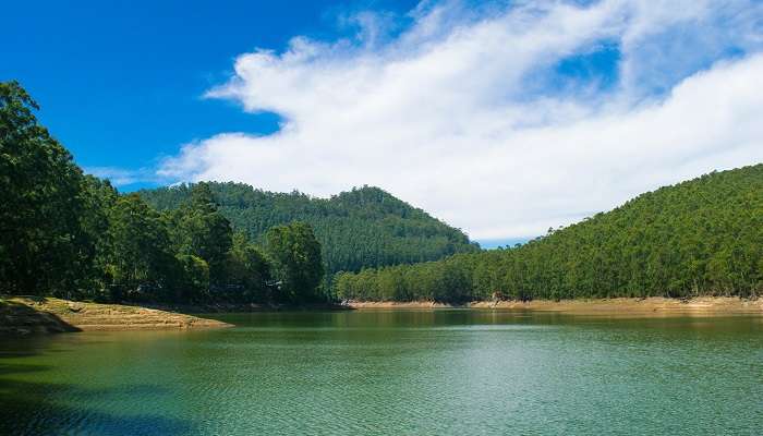 Beauté pittoresque du lac Davikulam c'est l'un des meilleur lieux à visiter en Inde en été