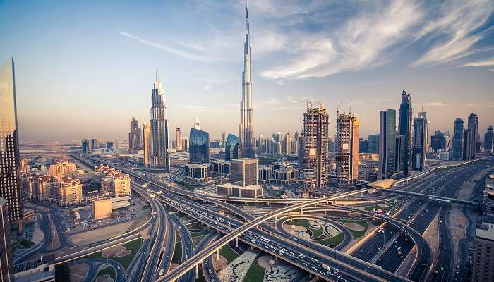 Horizon de Dubaï avec une belle ville à proximité de son autoroute la plus fréquentée