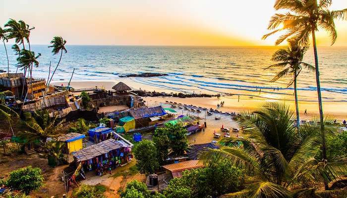 coucher de soleil sur Palm Beach sur l'océan Pacifique, Goa, Inde, l'un des meilleur Lieux à visiter en décembre dans le monde 