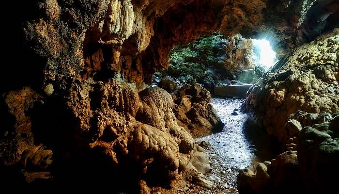 Grotte de Mawsmai est la belle endroit à visiter 