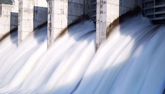 Le barrage de Hatianala est l'un des meilleurs endroits à visiter à Jhasuguda, où l'eau est stockée pour l'agriculture.