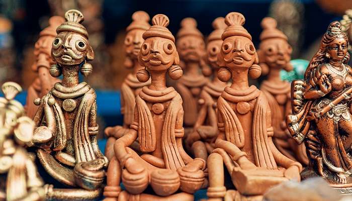Shop for some terracotta handicrafts while enjoying one day trip to Bishnupur. 