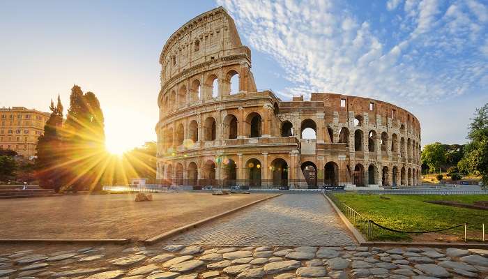 Profitez de la vue sur le Colisée de Rome et du soleil du matin, en Italie est l'un des meilleur Lieux à visiter en décembre dans le monde 