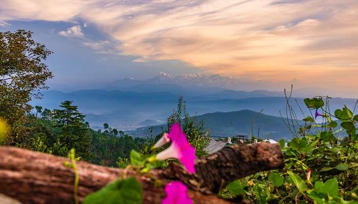 La vue à Kausani, une station de montagne du district de Bageshwar, Uttarakhand, c'est l'un des meilleur  lieux à visiter en Uttarakhand
