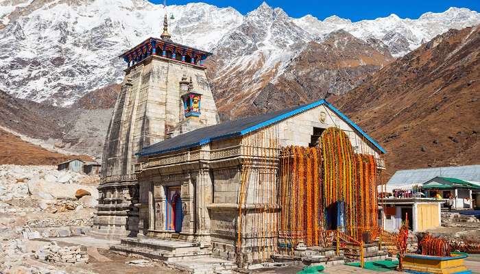 Recevez la bénédiction du Seigneur Shiva au temple de Kedarnath, l'un des lieux les plus religieux à visiter dans l'Uttarakhand.