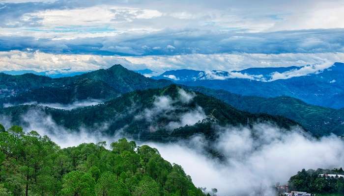La belle montagnes de Landsdowne, c'est l'un des meilleur lieux à visiter en Uttarakhand