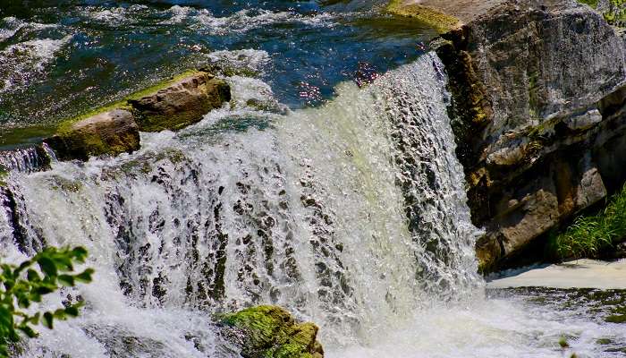 Soyez témoin de la sérénité de la nature à la cascade Manjhar Kund