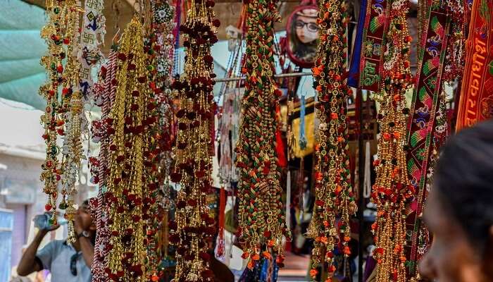 Offrez-vous une séance de shopping au marché Krishna Rajan tout en explorant les meilleurs endroits à visiter à Bangalore