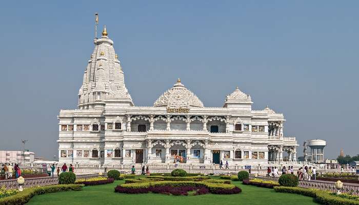 Explorez le magnifique temple Prem Mandir à Mathura vrindavan, C'est l'un des meilleur lieux à visiter près de Delhi