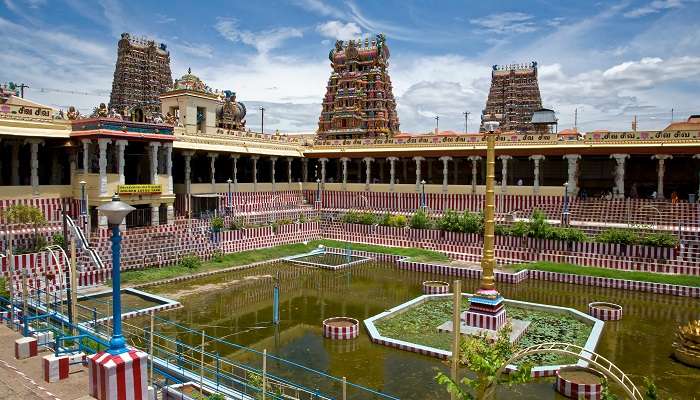Recherchez des bénédictions au temple Meenakshi, l'un des temples les plus vénérés du Tamil Nadu.