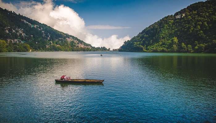 Nainital, la ville des lacs, c'est l'un des meilleur lieux à visiter en octobre en Inde