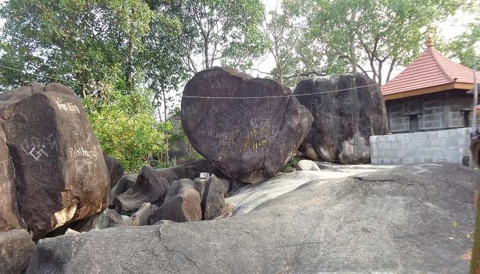 One of the best tourist places near Chengannur, the site is known for its lush green surroundings.