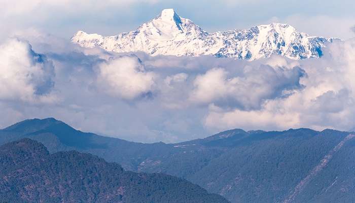 Belles vues panoramiques sur le sommet enneigé de Panchchuli de l'Himalaya