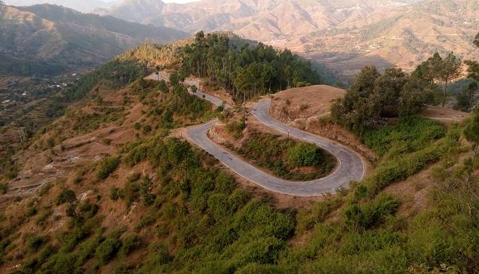 Explorez les magnifiques vues sur les montagnes de Pauri Garhwal