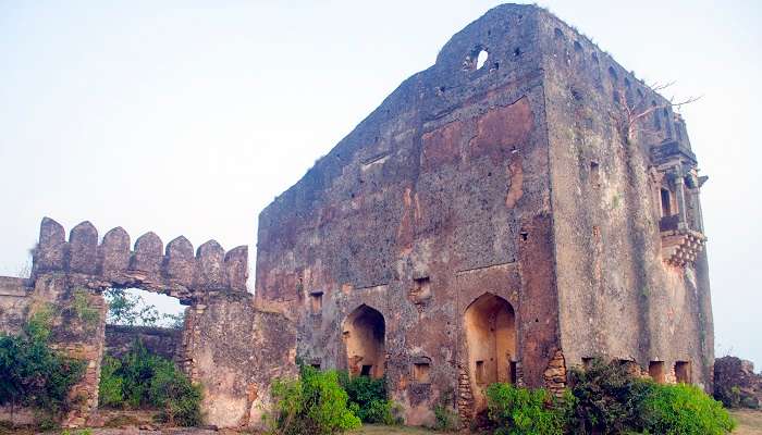 Explore the remnants of Rohtasgarh Fort while exploring tourist places in Sasaram