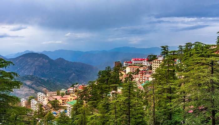 Shimla est célèbre pour ses belles montagnes et la rivières