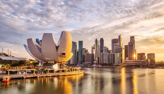 Singapour, vue sur l'horizon depuis Marina Bay pendant le coucher du soleil, c'est l'un des meilleur Lieux à visiter en décembre dans le monde 