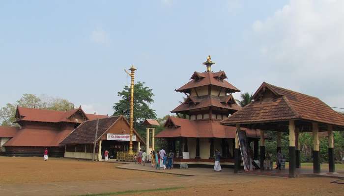 तिरुवल्ला के धार्मिक पर्यटन स्थलों में से एक, श्री वल्लभ मंदिर का सामने का दृश्य