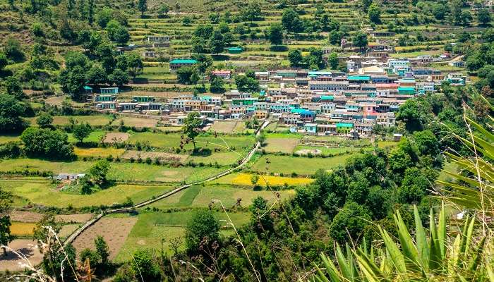 La vue verdoyante de Tehri Garhwal, c'est l'un des meilleur lieux à visiter en Uttarakhand 
