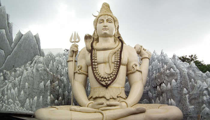 Imprégnez-vous de la sérénité du temple Shiva de Bangalore, l'un des meilleurs lieux saints à visiter à Bangalore