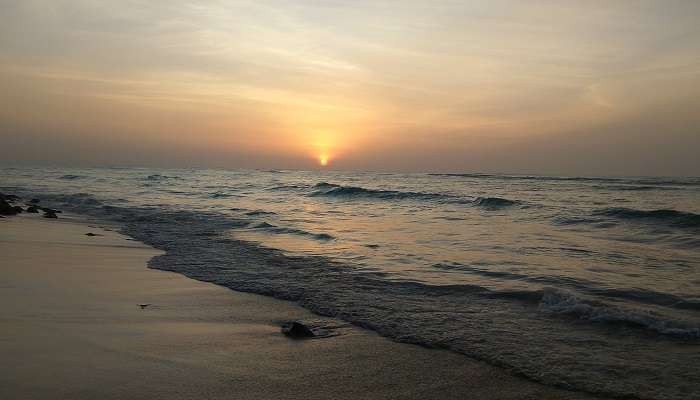 Une plage tranquille nichée au cœur de la ville de Tiruchendur. 