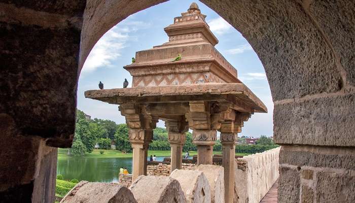 Explorez l'histoire fascinante du tombeau de Sher Shah Suri tout en explorant les lieux touristiques de Sasaram
