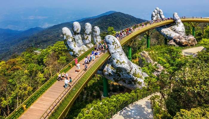 Vue aérienne du pont d'or au Vietnam, c'est l'un des meilleur Lieux à visiter en décembre dans le monde 