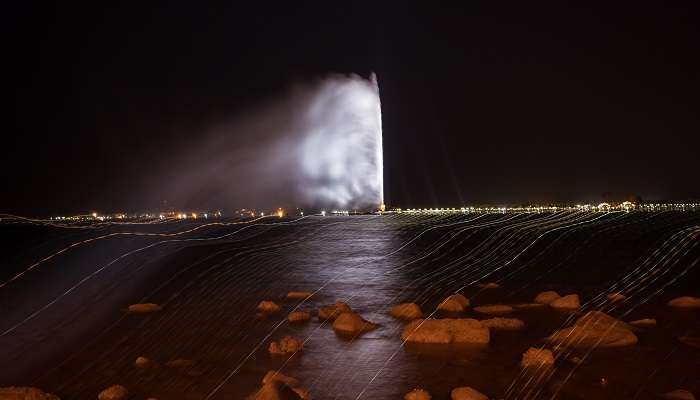 Witnessing the captivating fountain show at Fahd’s Fountain is one of the thrilling things to do in Saudi Arabia