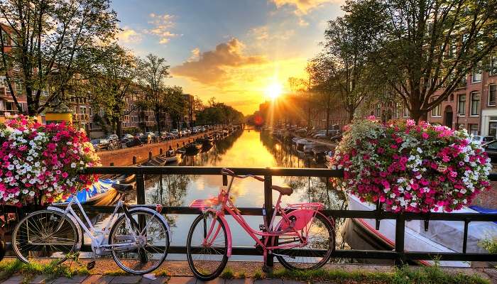 Magnifique lever de soleil sur Amsterdam, C'est l'une des meilleurs endroits à visiter en janvier
