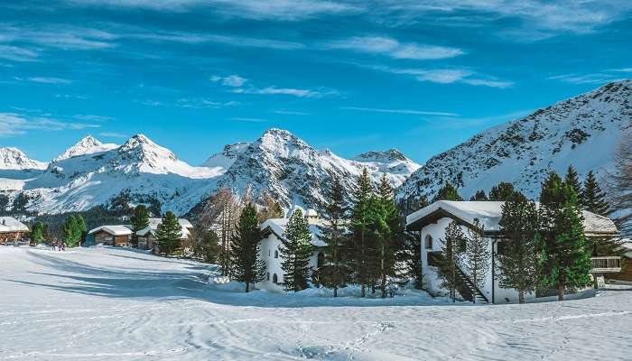 Arosa, vue imprenable entourée de neige, C'est l'un des meilleurs lieux à visiter en Suisse en hiver 