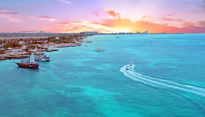 Vue aérienne de l'île d'Aruba, dans la mer des Caraïbes au coucher du soleil, c'est l'une des  meilleur endroits à visiter en septembre