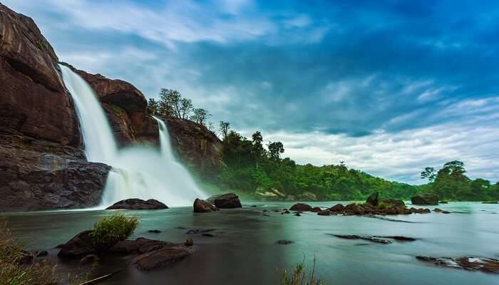 Les cascades Nayagra et Athirapally du Kerala sont l'endroit le plus attrayant à visiter à Athirapally.