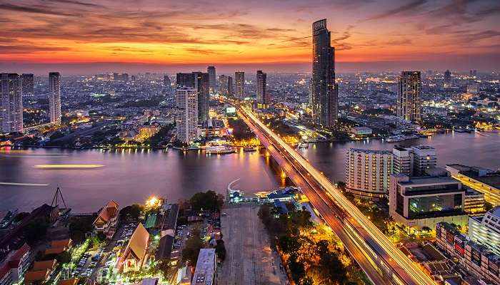 Belle ville de Bangkok au coucher du soleil