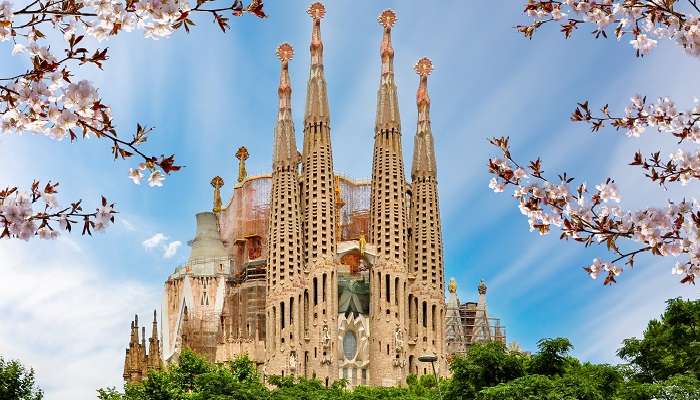 Cathédrale Sagrada Familia au printemps Barcelonea, c'est l'une des meilleurs  endroits à visiter en septembre