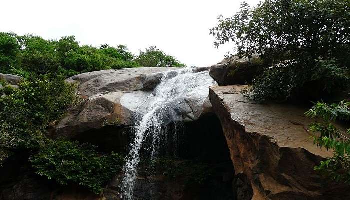 Explorez la Cascades de Jalagamparai, c'est l'une des meilleur lieux à visiter à Yelagiri 
