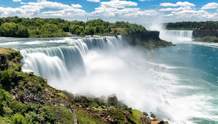 La vue incroyable de Chutes du Niagara, c'est la  endroits les plus célèbres à visiter au Canada