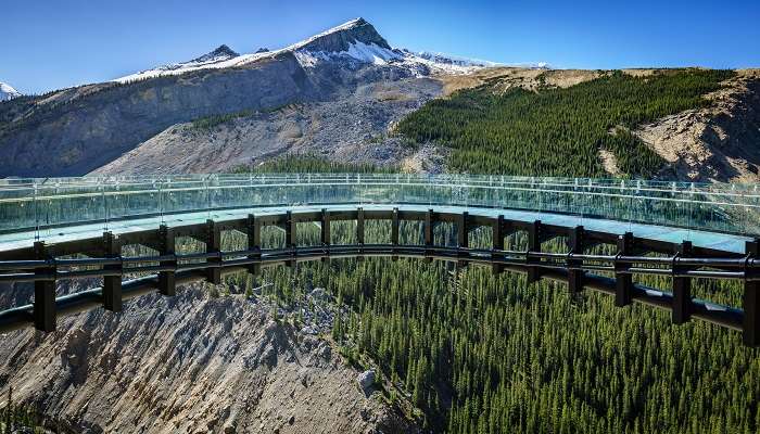 Une vue panoramique sur la passerelle du Glacier en verre, c'est l'iune des meilleurs endroits à visiter au Canada