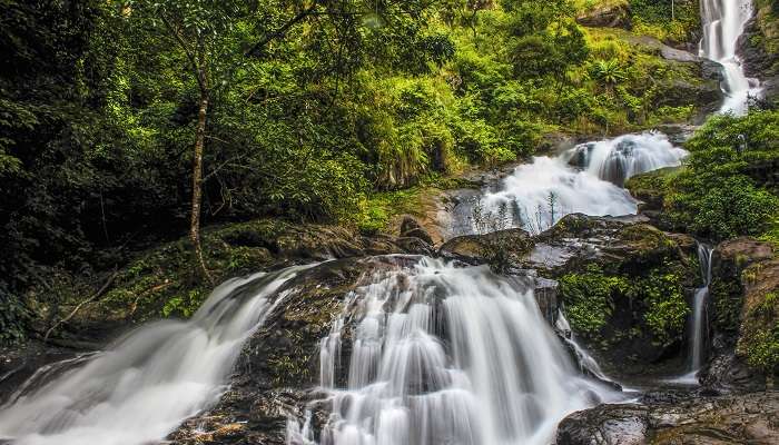 Incroyables cascades d'Iruppu à Coorg, c'est l'un des meilleur endroits à visiter en août en Inde