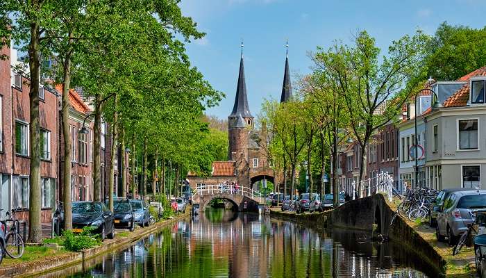 Vue pittoresque sur le paysage urbain de Delft avec la porte est d'Oostport et le canal