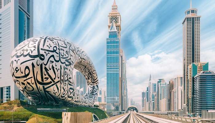 Métro parmi les gratte-ciel en verre de Dubaï